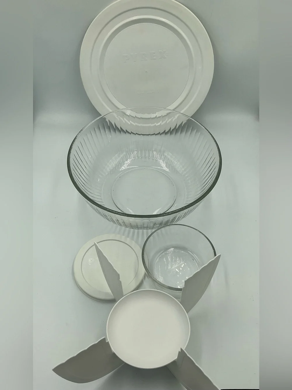 Pyrex Portables 7404-PC 4.5qt Round Fluted Bowl W/Divider Dip Bowl W/O The Bag